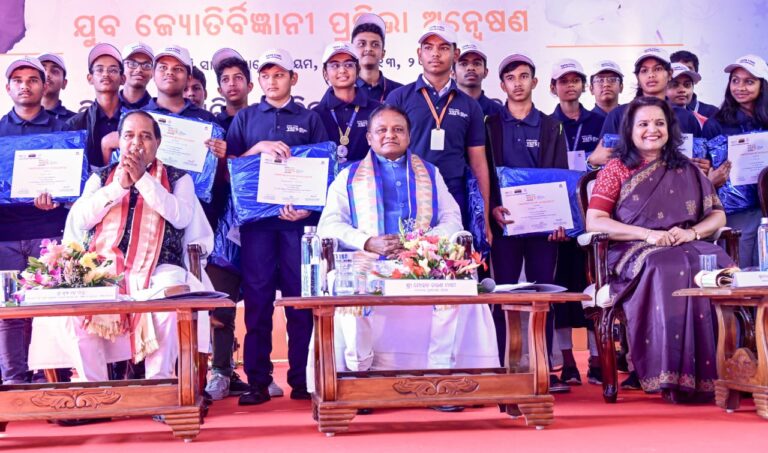 Honble-CM-with-Young-Astronauts